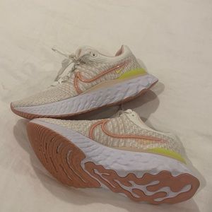 Women’s Nike Running Shoes. Never worn. Make an offer!!!